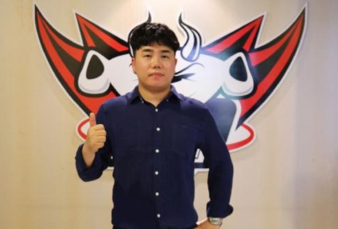《LOL》网曝JDG教练红米无心参与比赛 做完BP就回家