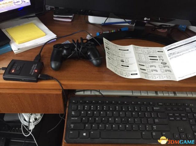 这个外设需要跟手柄链接，在右边那个口，下面是接鼠标和键盘。初步判断不可以用我最爱的苹果G5，估计没驱动，还有就是逻辑的无线鼠标也无法使用，估计是要用有线鼠标。